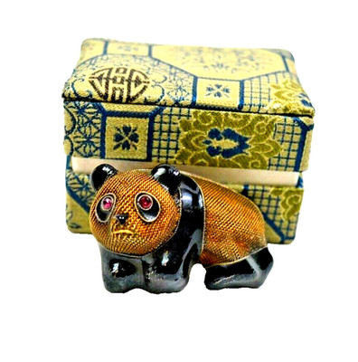 Brosche Anstecker Panda Silber Augen sind 2 Stein Schatulle China Silver 7394