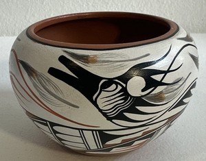 Native American Jemez Pottery Vase Flower Pot Signed by V. Tafoya