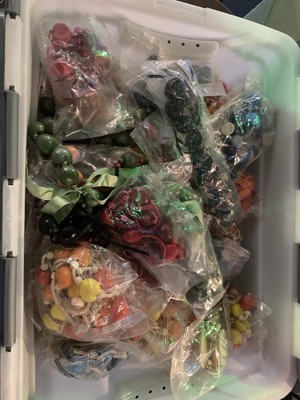 Ganze Schachtel voller Modeschmuck - mehrfarbige Perlen