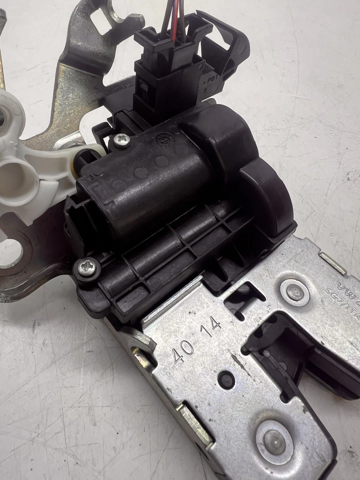 VOLKSWAGEN PASSAT B8 BERLINA MALETERO TAPA BLOQUEO 3G0827503 2016 Foto 3 de 4