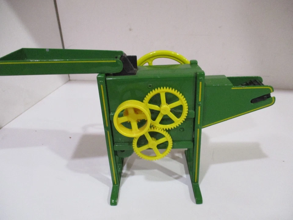 Ertl Green and Yellow John Deere Corn Sheller 1:8 Scale #5060 - Image 3 of 4