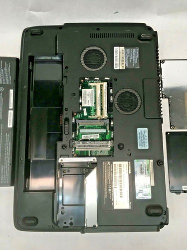 Toshiba Satellite P30 Laptop For Parts Bad LCD Boots to BIOS No HDD/RAM/Charg JR - Picture 5 of 9