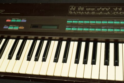 Yamaha DX7 Digital Programmable Algorithm Synthesizer keyboard