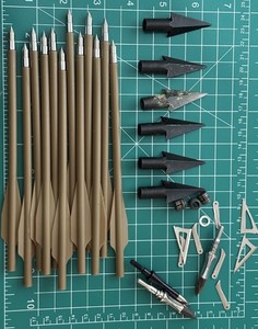 LOT OF TRADITIONAL BOW GLUE ON POINT AND MODERN BROADHEAD PARTS ARROWS