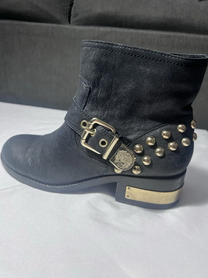 Bota de moto Vince Camuto Windetta dorada con tachuelas para mujer - negra - talla 8 Foto 2 de 4