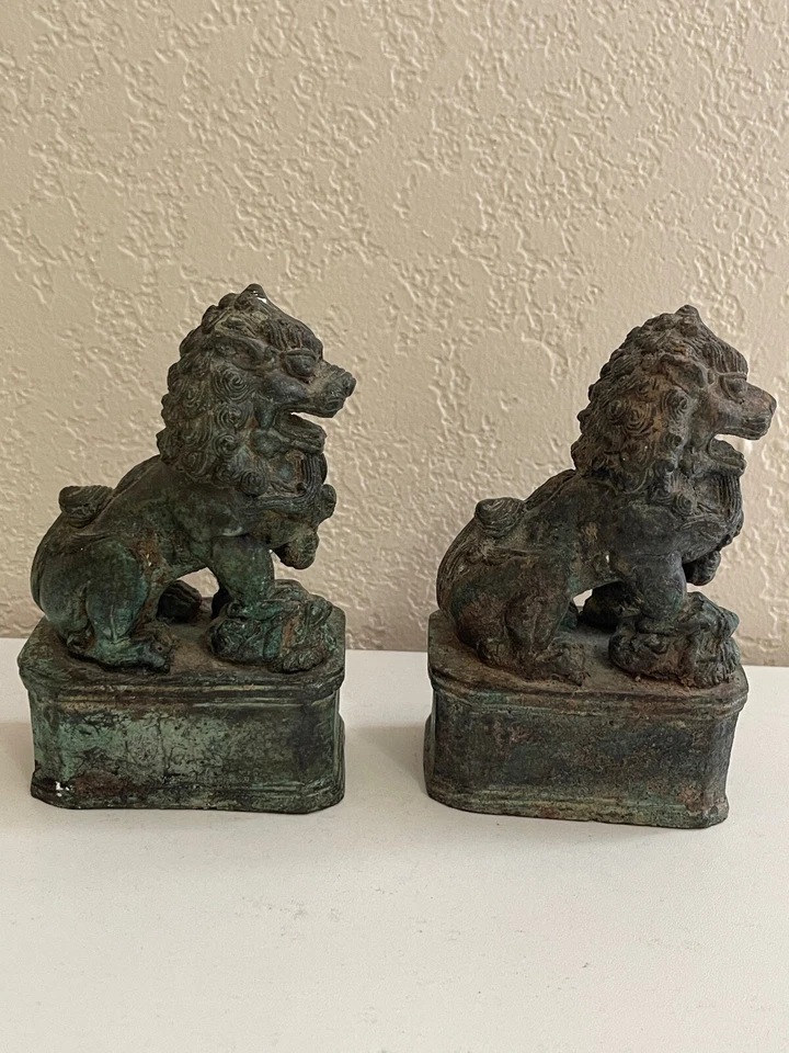 Par de estatuas de perro foo de bronce de la edad desconocida china con pegatina de subasta antigua Foto 4 de 4