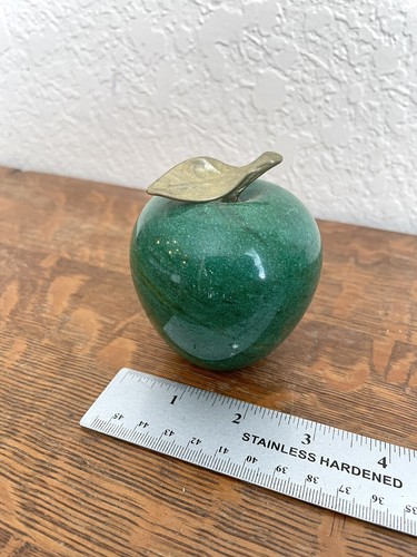 VINTAGE POLISHED APPLE PAPERWEIGHT MARBLE STONE ALABASTER BRASS STEM GREEN - Picture 6 of 8