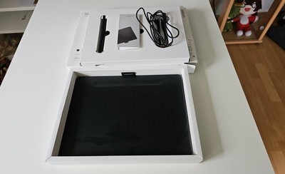 Wacom CTL-6100WL Intuos Medium Grafiktablett mit Stift, Bluetooth Schwarz