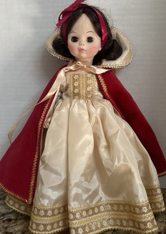 Vintage Madame Alexander Snow White  #1556 Red Cape Disney Brown Eyes Brown Hair