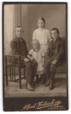 Fotografie Alfred Firtzsching, Löbau, Gartenstr., Junge Geschwister einer bürge 