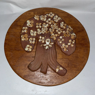 Vintage Studio Handarbeit Ton blühender Baumhügel auf runder Holzplakette 25,25 cm
