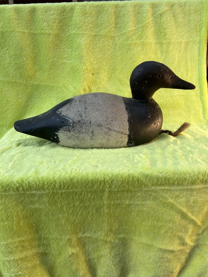 Antiguo señuelo de pato de madera con respaldo de lona Drake ojo de vidrio cabeza giratoria tachuela y peso Foto 2 de 4