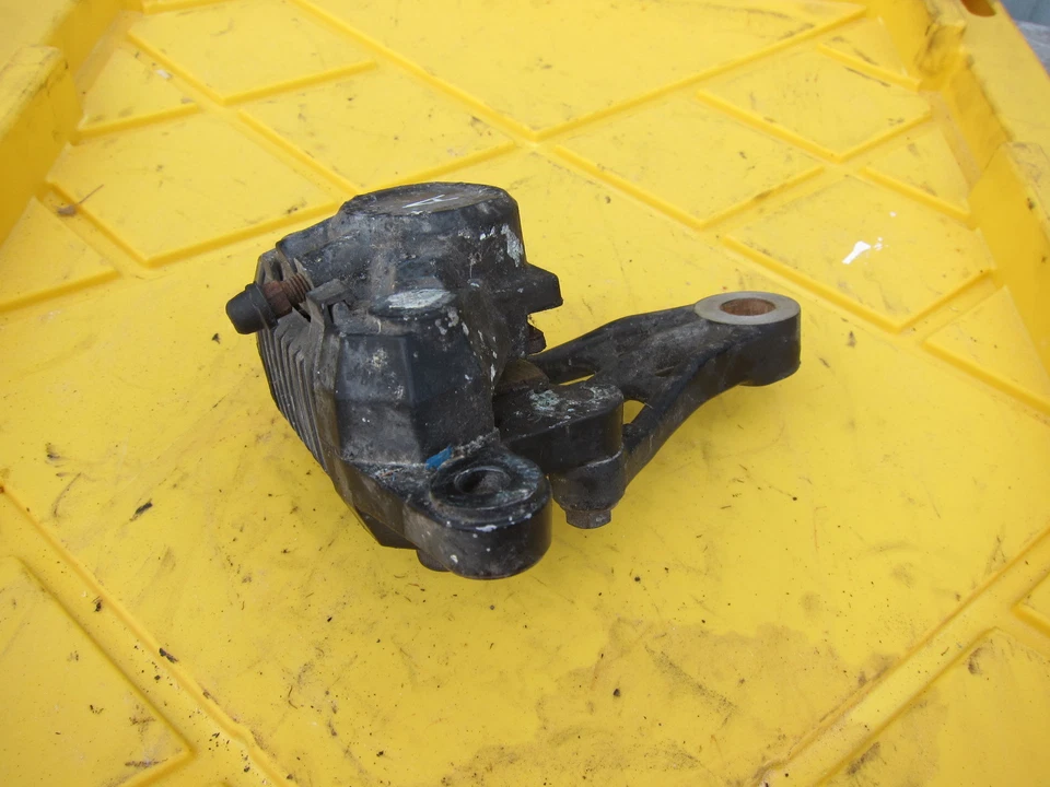 1985 Suzuki GS550EF PINÇA DE FREIO TRASEIRA FABRICANTE DE EQUIPAMENTO ORIGINAL COM SUPORTE DE MONTAGEM - Imagem 3 de 4