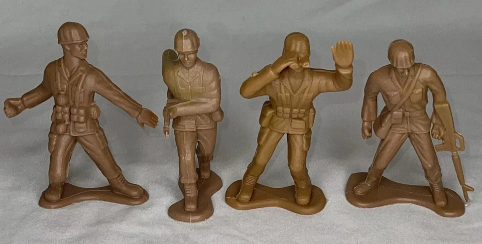 Vintage lot 4 Greenbrier International Inc Tan 4 inch Plastic Army Men Soldiers - Image 2 of 4