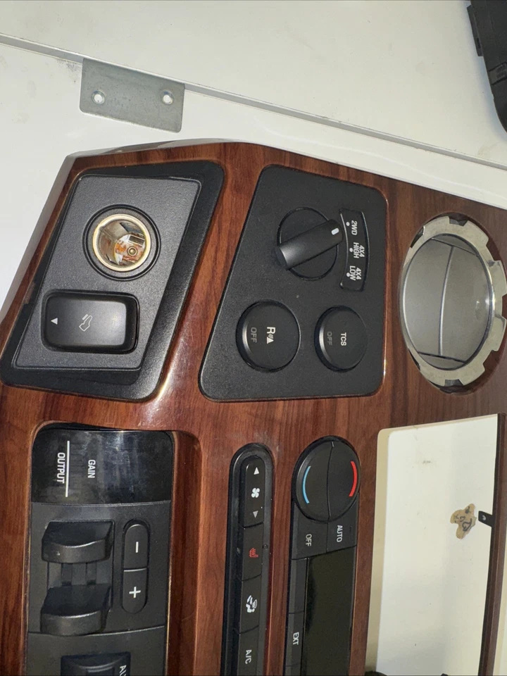 08-10 Ford F350 Super Duty KING RANCH Borde de bisel de tablero de madera con controles de aire acondicionado / auxiliares Foto 3 de 4