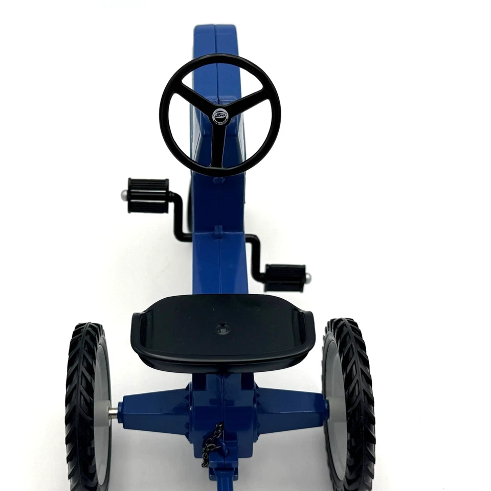 ERTL - Ford TW-20 Pedal Tractor with Trailer - 1:8 Scale - Image 4 of 4