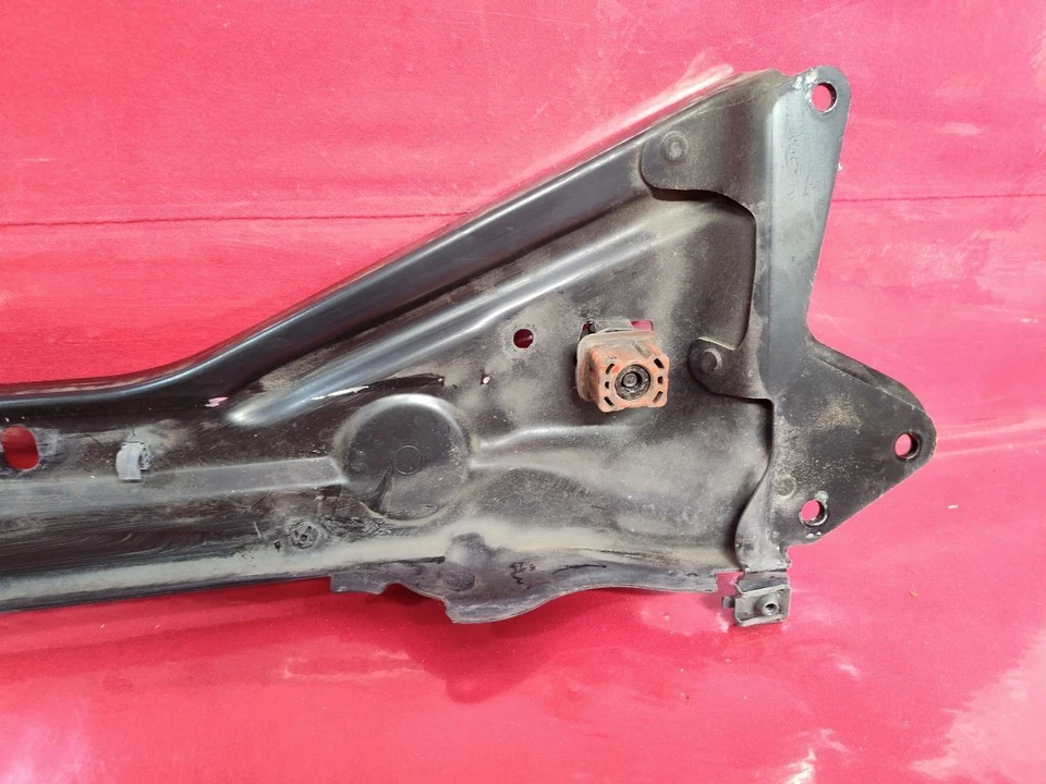 Soporte de barra de amarre de soporte de radiador superior central Mercedes Clase CLS V8 2006-2011 Foto 3 de 4