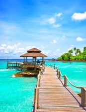 Wandbild: Meer mit Pier unter blauem bewölktem Himmel in Koh Kood, [...]
