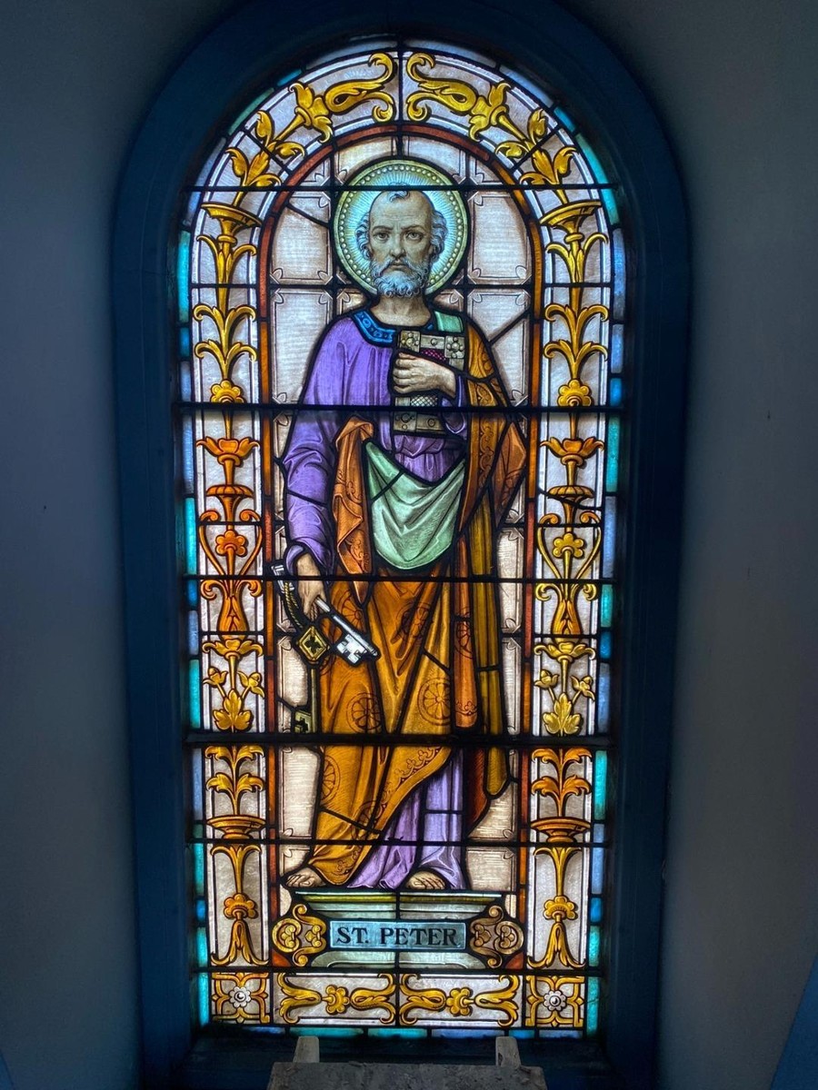MUSEUM QUALITY ST. PETER STAINED GLASS CHURCH WINDOW - CMC62
