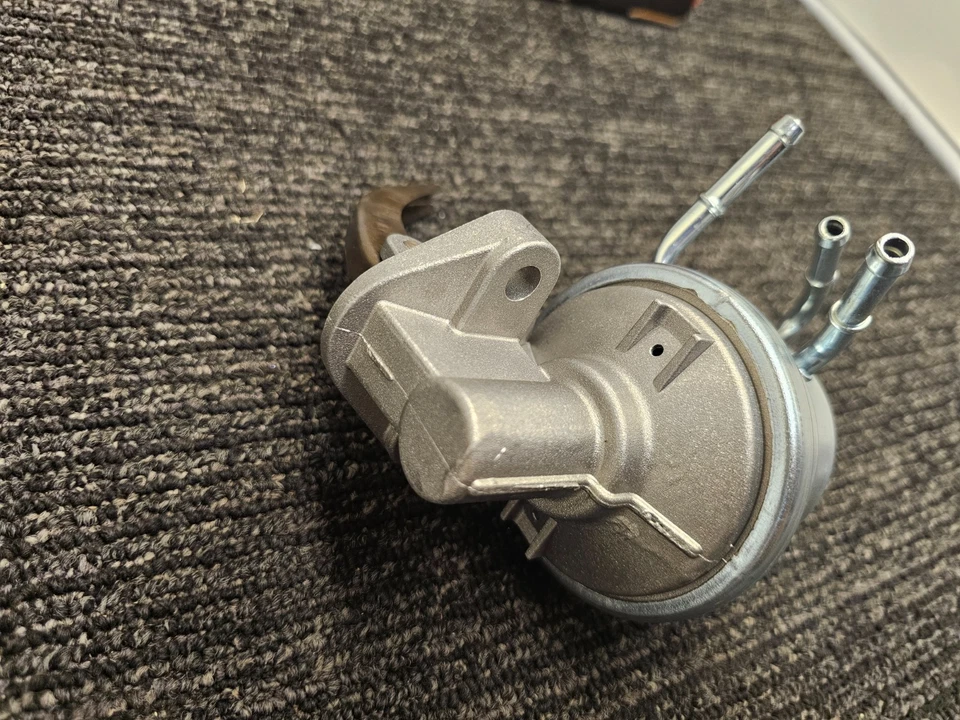 Bomba de combustible mecánica Carter M60416 para camioneta Toyota 4Runner Celica Corona 81-90 Foto 3 de 4