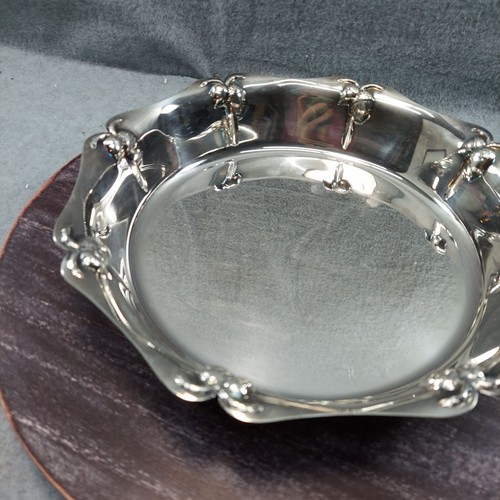 Oneida Silver-Plated Serving Bowl With Ornate Edges & Reflective Finish - Picture 4 of 8