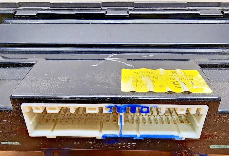 2006–2011 Hyundai Azera A/C Heater Climate Control Unit OEM - Image 4 of 4