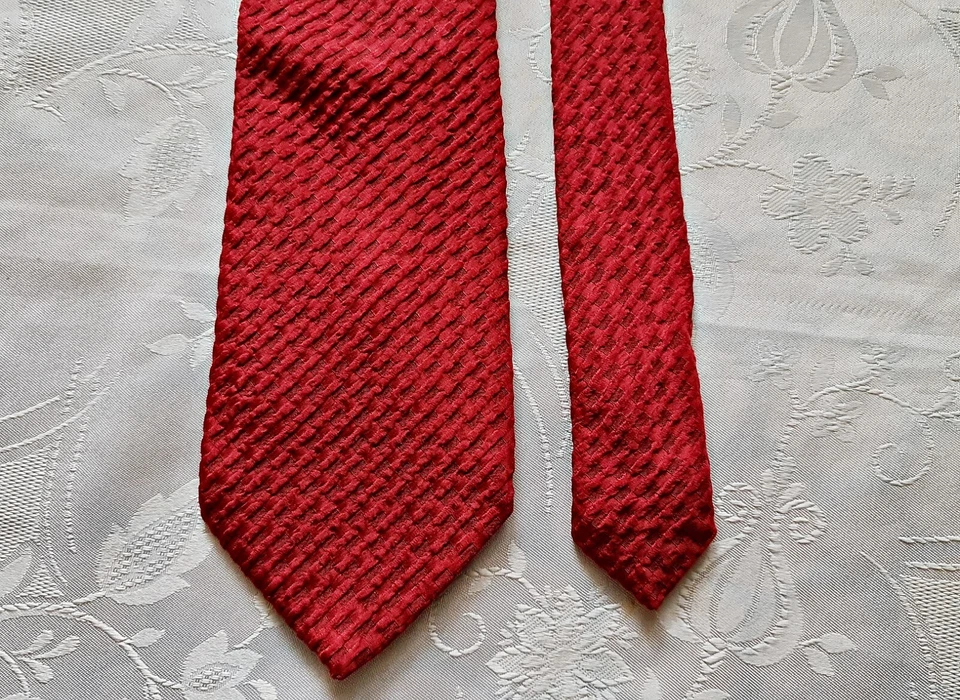 GENTS VINTAGE AUTHENTIC ITALY GIORGIO ARMANI RED WOOL SILK MEN'S NECK TIE - Image 2 of 4