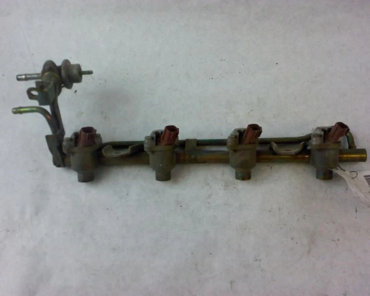 98 99 Nissan Altima inyectores de combustible y regulador de presión de riel OEM Foto 2 de 3