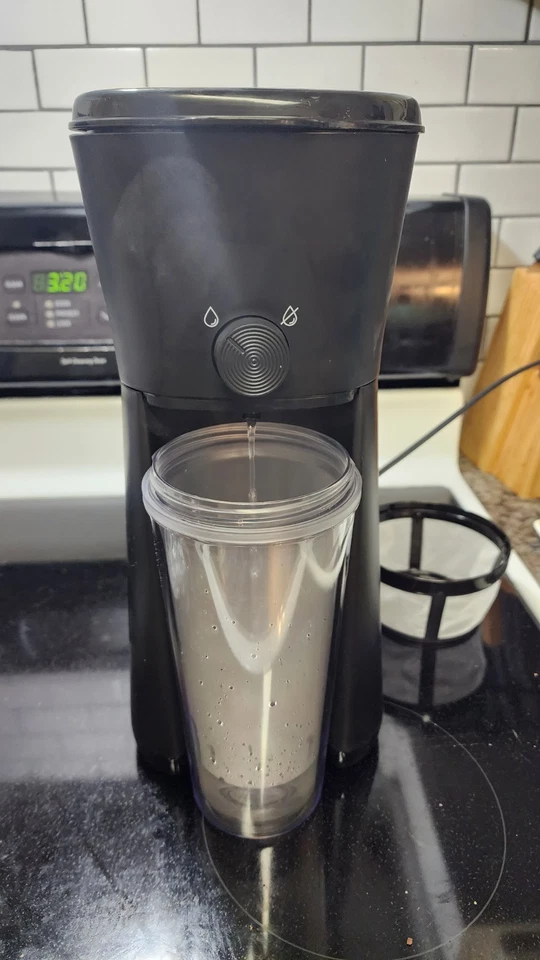 Mainstays MS54100125661 cafetera helada de un solo servicio con vaso, tapa y pajita Foto 3 de 4