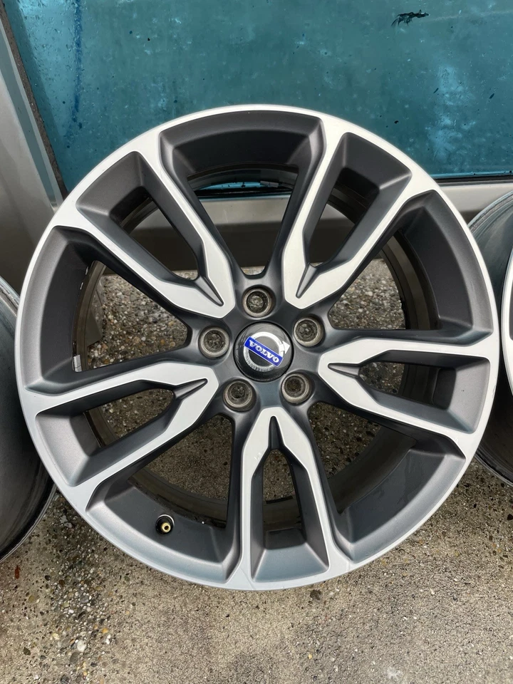 Verkaufe Original Volvo Alufelgen – 18 Zoll, 5x108, + Sommerreifen 235 50 R18 - Bild 4 von 4