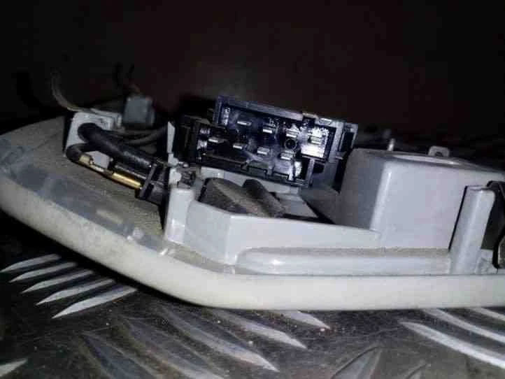 Luz interior VOLVO S70 LS 9169501 2.5 diésel 103kw 1998 26122446 Foto 2 de 3