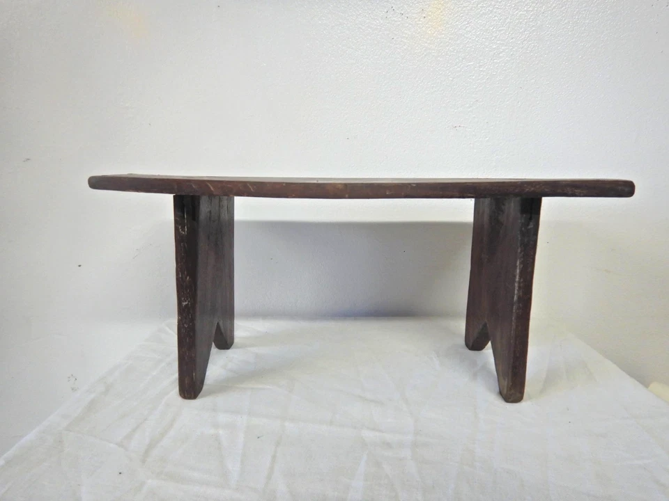 Antiguo reposapiés pequeño de nogal de madera maciza taburete superior mortaco banco para muñecas Foto 3 de 4