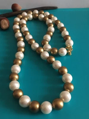 Vintage Long Collier Boules Fausses Perles Nacrées et Dorées Signé SP AVON - Photo 1/3