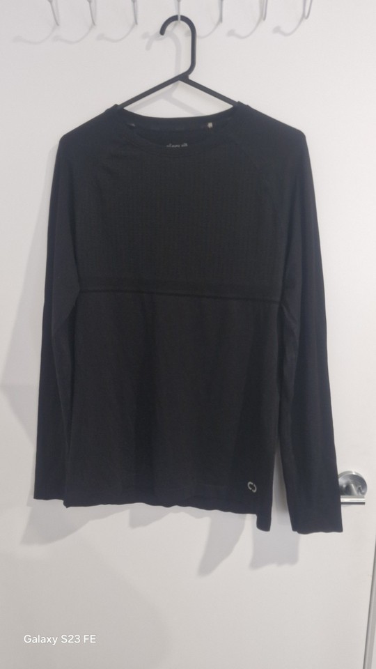 Circuit activewear Stretch Long Sleeve Top Size Medium 