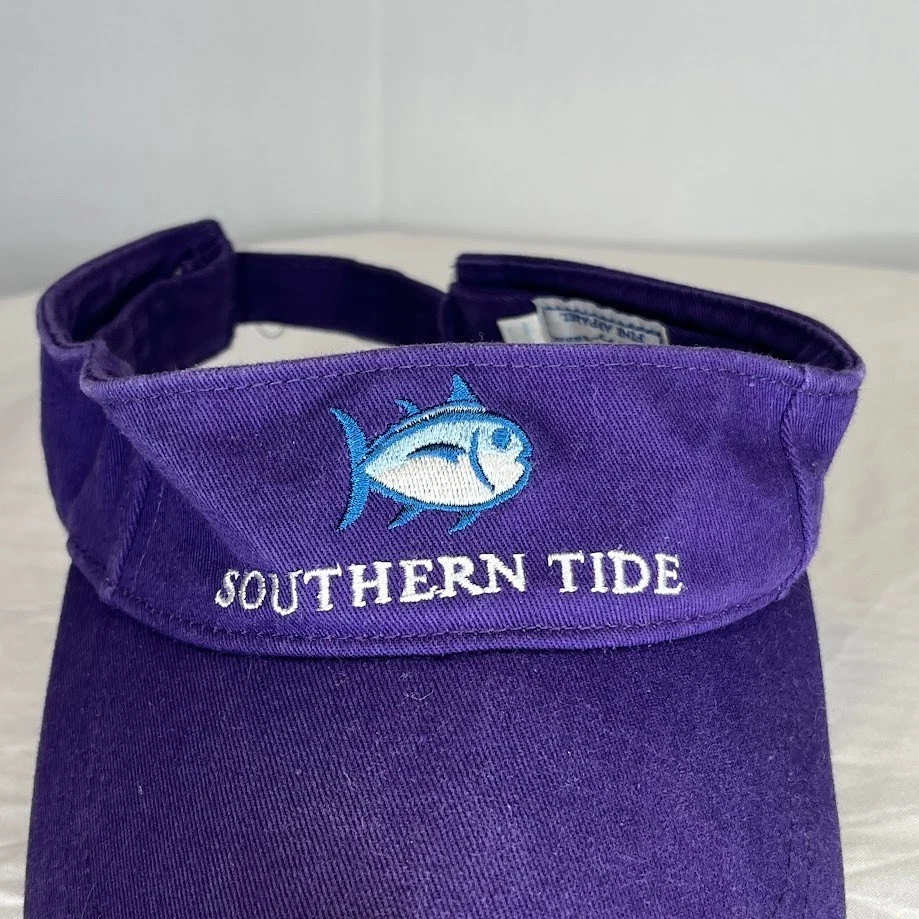 Logotipo bordado de peixe viseira roxa Southern Tide Skipjack - Imagem 2 de 4
