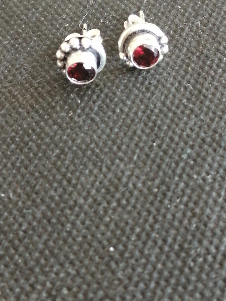 Orecchini in argento tibetano e granata - Immagine 4 di 4