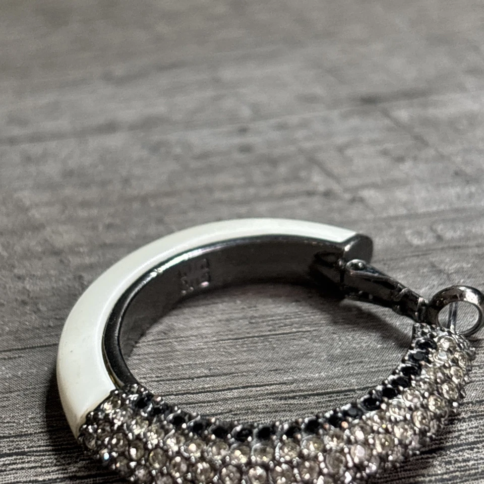 Brincos de argola Givenchy brancos com strass #128 - Imagem 3 de 4