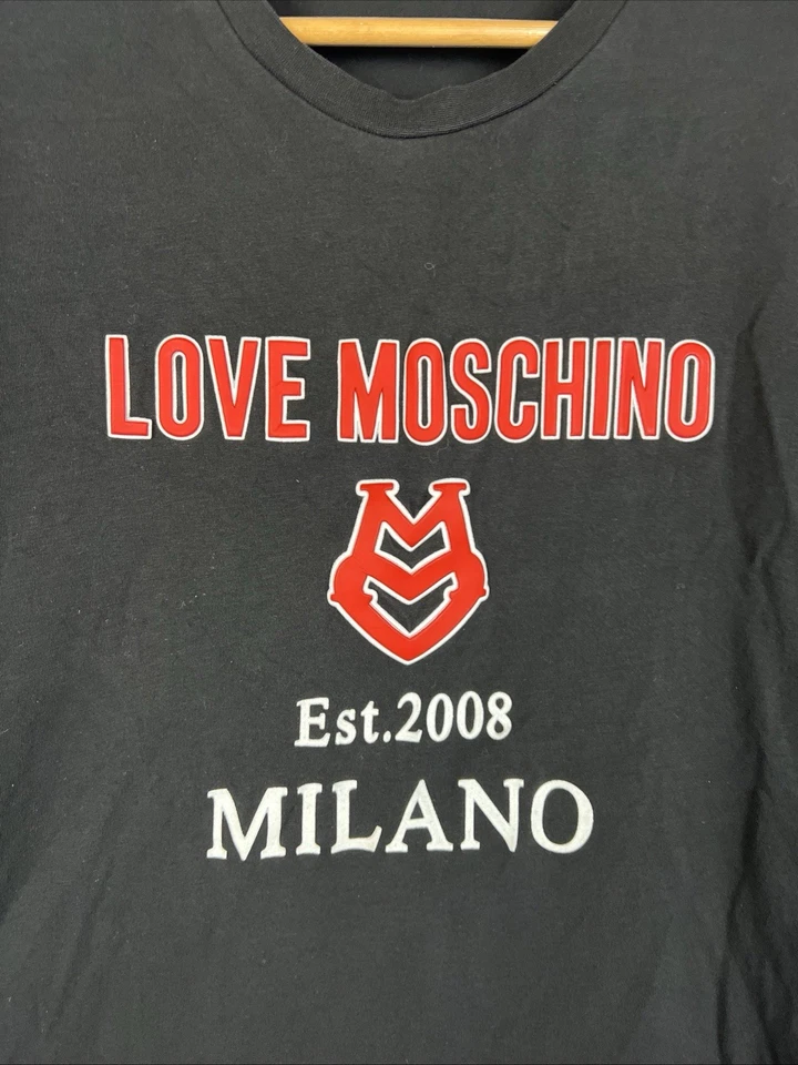 Camiseta Moschino Couture Adulto 3XL Milano Gola Redonda Preta Manga Curta Logotipo 3D - Imagem 3 de 4