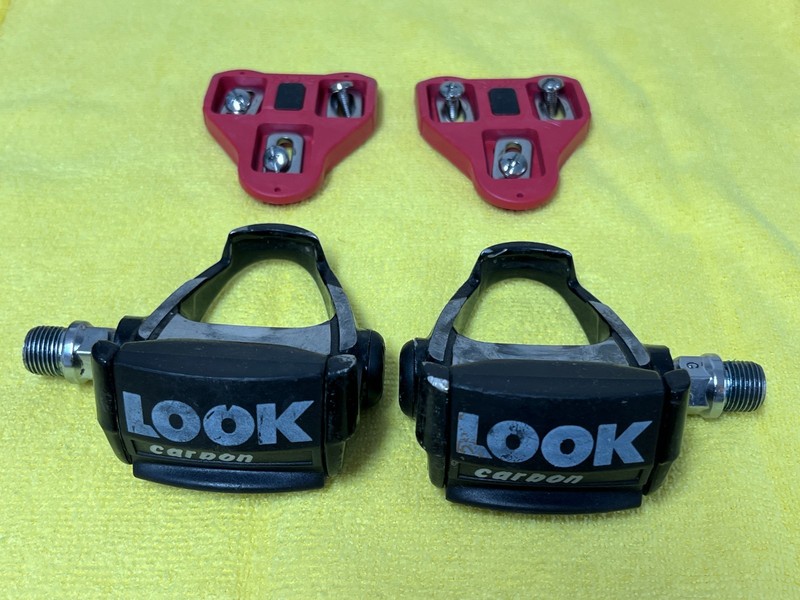 Vintage LOOK Carbon Pedals Model PP76 In Black And Set Of Red Look Delta Cleats