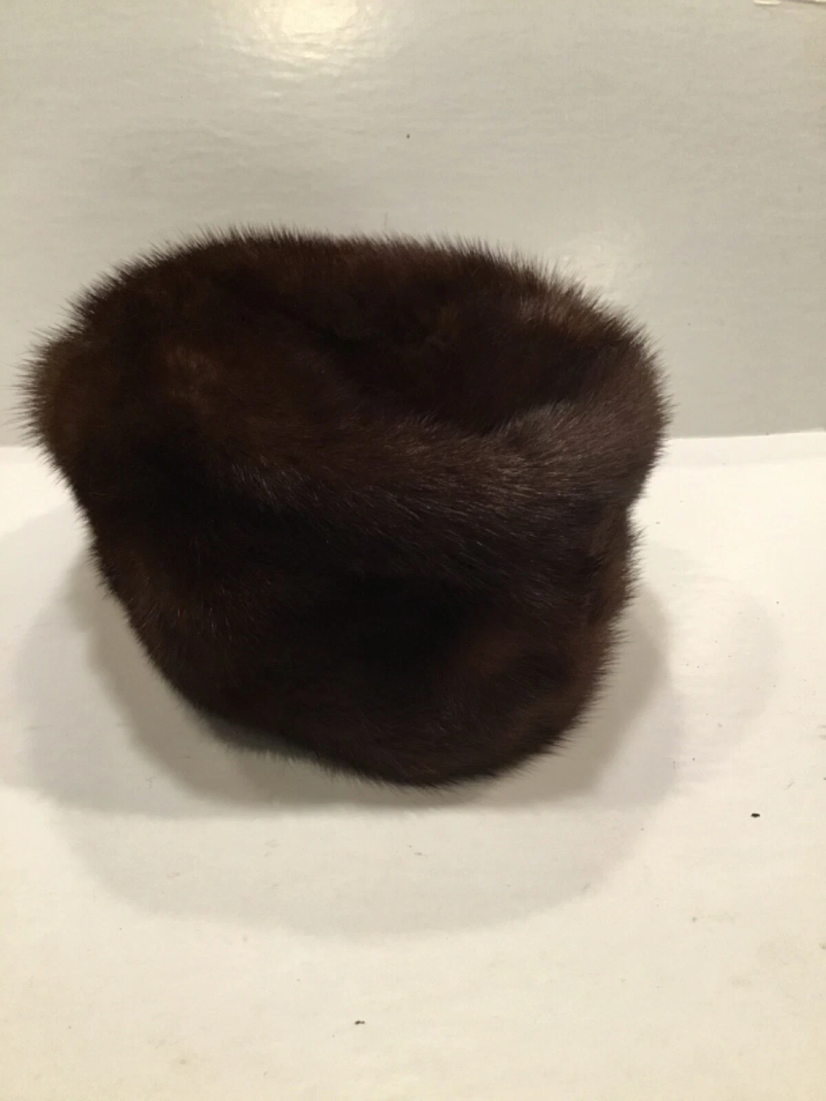 Chapeau en fourrure vintage designer Christian Dior assiette bon esprit