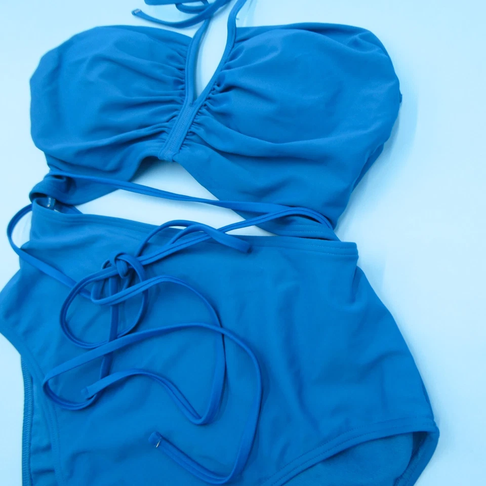 Traje de baño Adore Me mediano azul con volantes acolchado recorte halter corbata una pieza playa Foto 4 de 4