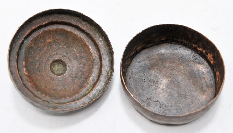 Antigua caja Tika en polvo Kum Kum de cobre original hecha a mano  Foto 4 de 4