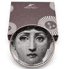 Fornasetti Piatto Tema e Variazioni n.131 – Porcellana, Ø 10 cm, Made in Italy