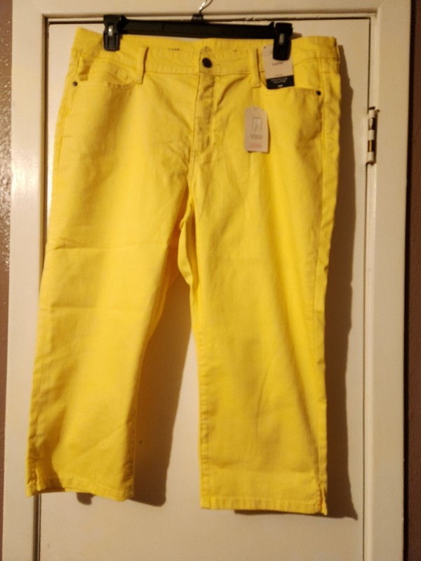 NWT Women St. John Bay Capri, Yellow, Sz. 18