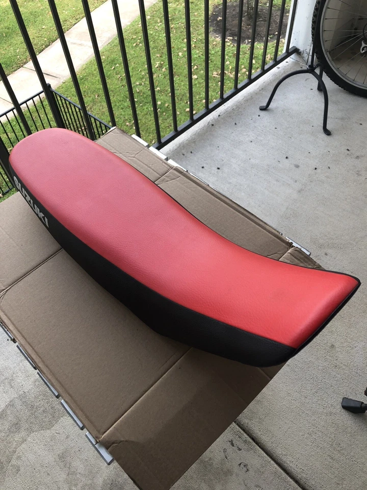 Asiento de moto Suzuki - rojo y negro OEM (caja abierta) | Envío gratuito Foto 2 de 4