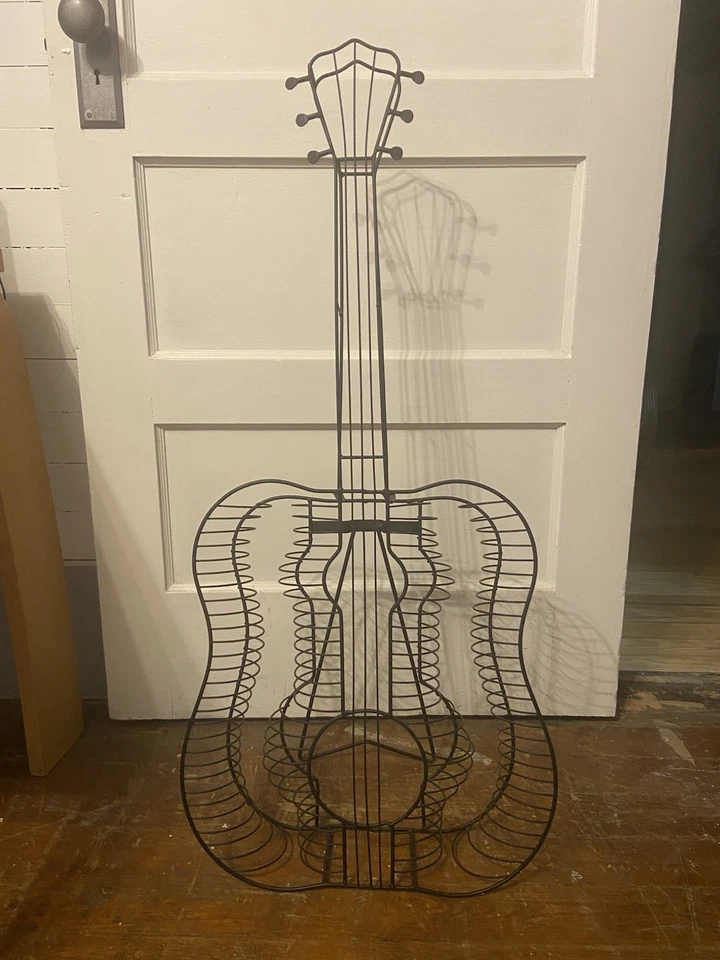 Estante de CD o exhibición decorativa vintage de metal con forma de guitarra Foto 2 de 2