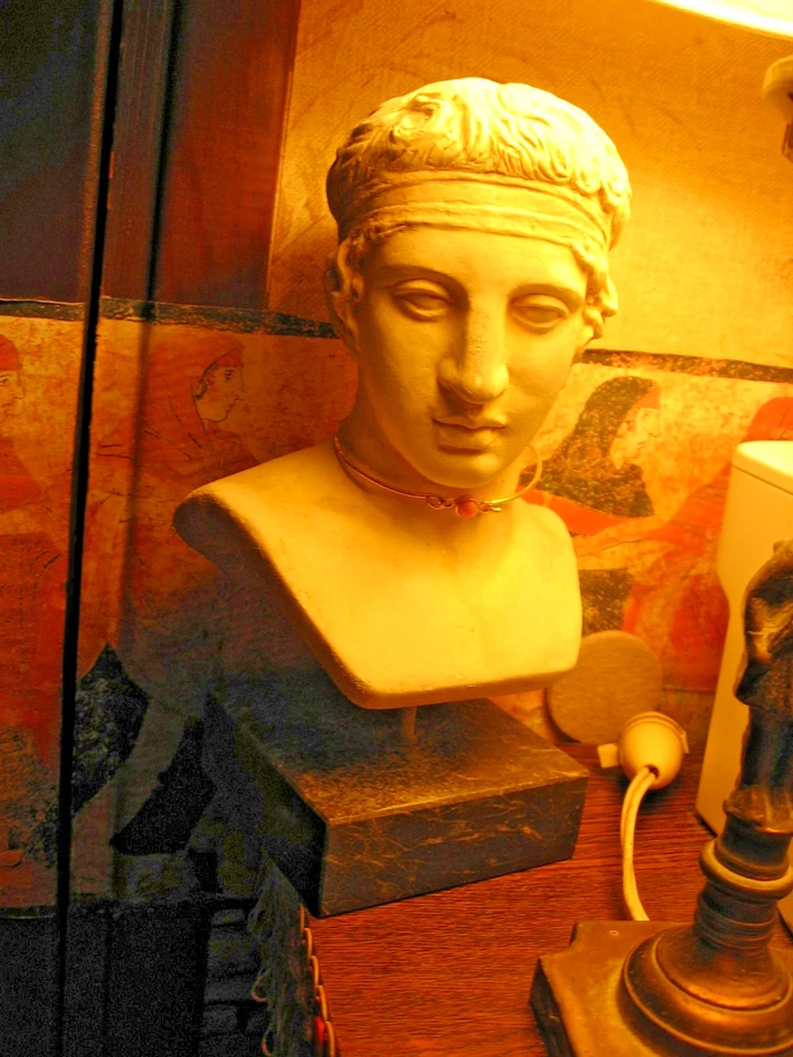 SCULPTURE EN STUC D UNE DEESSE ANTIQUE AVEC COLLIER DORE  SUR SOCLE MARBRE ! - Photo 2/4