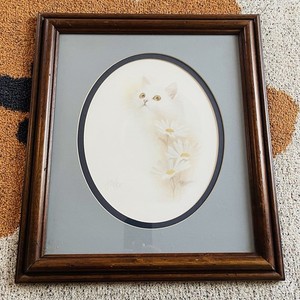 Vintage 16.5”x14.5” Bob Harrison Signed Wood Framed White Cat & Daisies Portrait