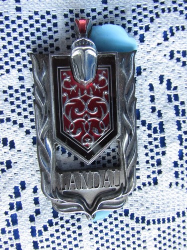 1973-1977 MONTE CARLO SAIL PANEL SHIELD "LANDAU" EMBLEM STICK ON GM 20079934 NOS - Picture 2 of 5