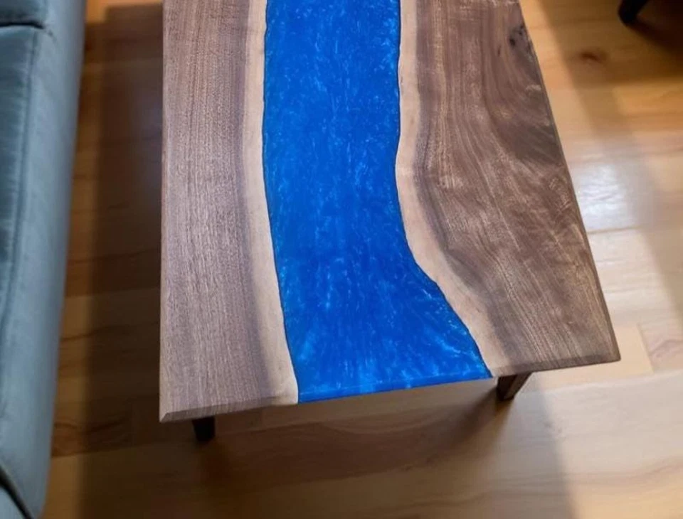 Mesa de río hecha a mano de madera y epoxi azul - Mesa de centro de resina de borde vivo - Foto 2 de 4